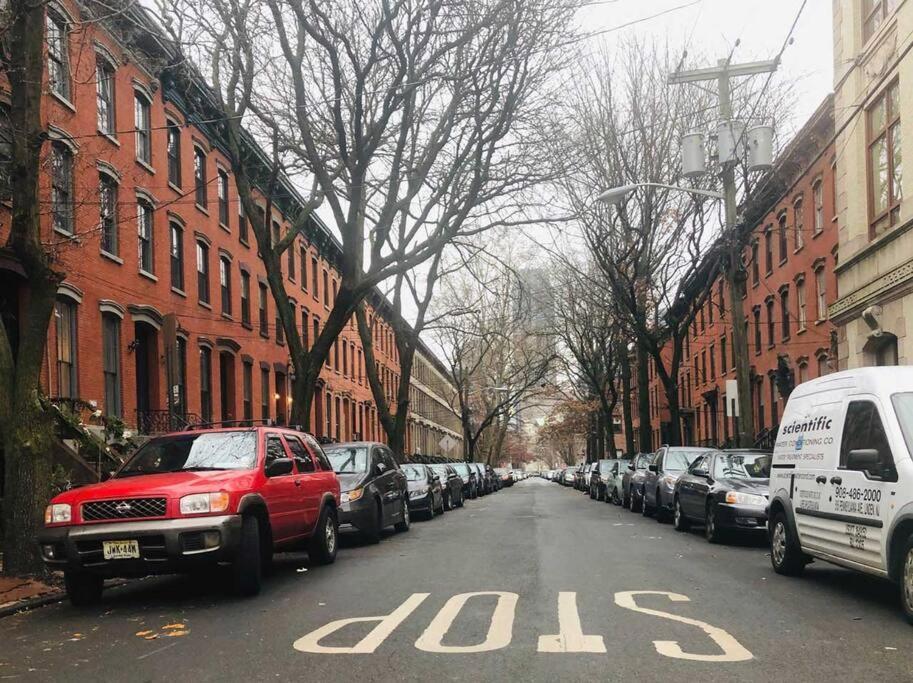 Villa 1850S Historic Row House 7Min Train To Nyc With Private Backyard Jersey City Exterior foto